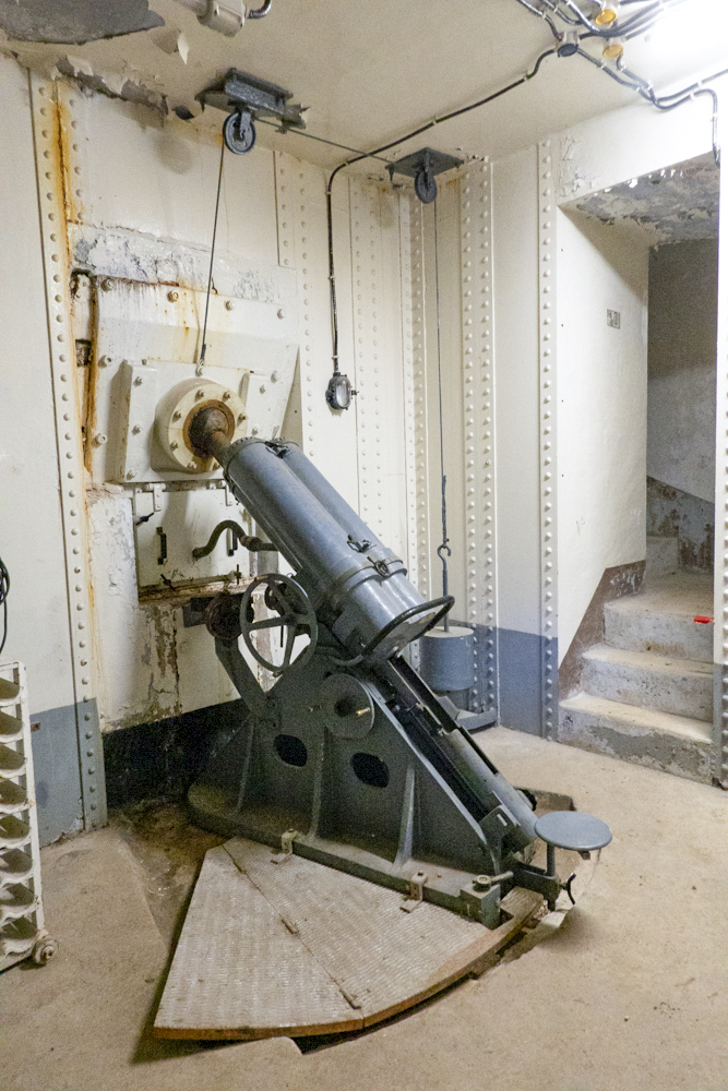 Ligne Maginot - JANUS - (Ouvrage d'artillerie) - Bloc 2
Mortiers de 81. L'escalier au fond à droite mène à la sortie de secours. - Michel Teiten