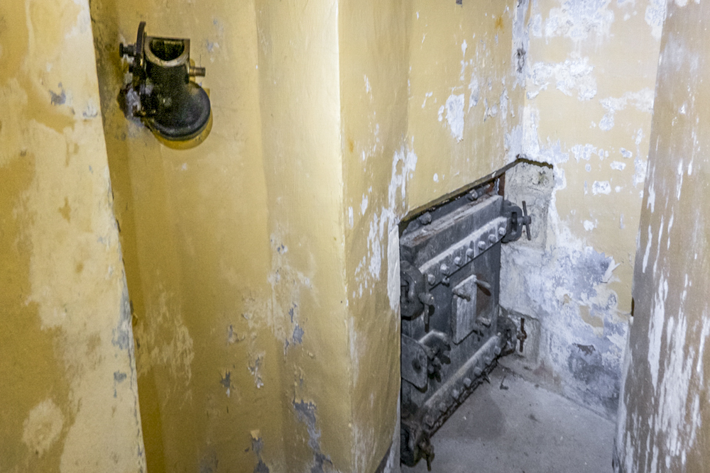 Ligne Maginot - JANUS - (Ouvrage d'artillerie) - Bloc 3
Sortie de secours. 
Notez la goulotte lance-grenades en haut à gauche - Michel Teiten