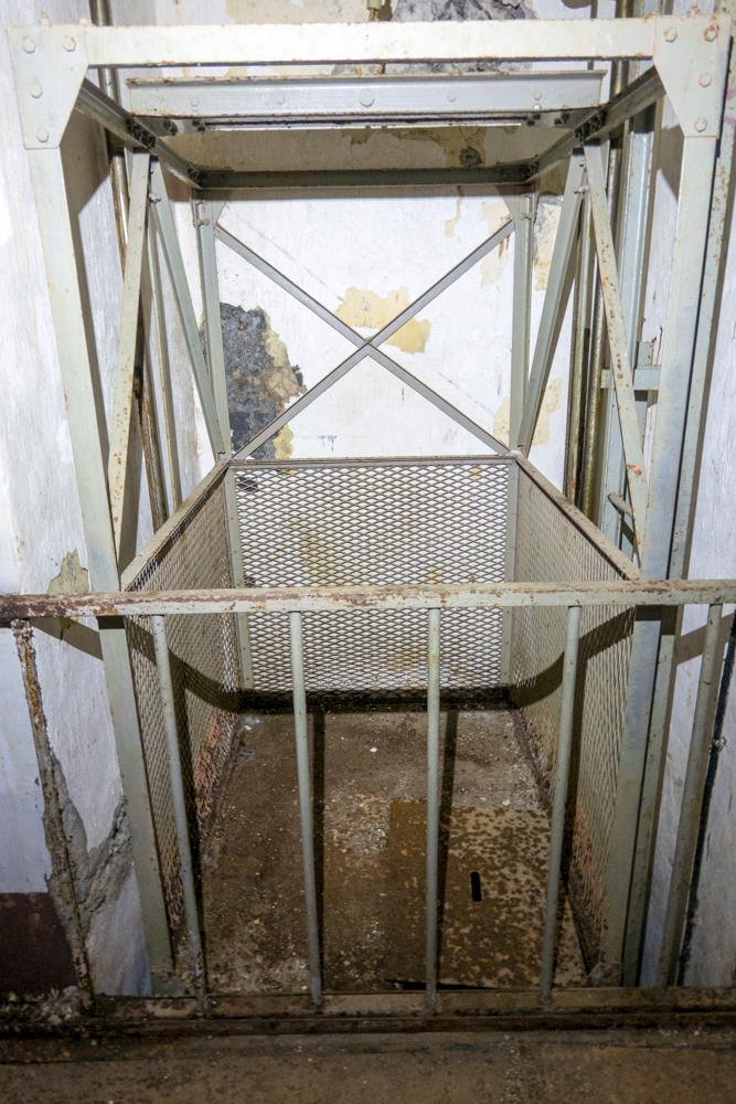 Ligne Maginot - JANUS - (Ouvrage d'artillerie) - Bloc 3
Monte-charge pour remonter des douilles vides des mortiers de 75 - Michel Teiten