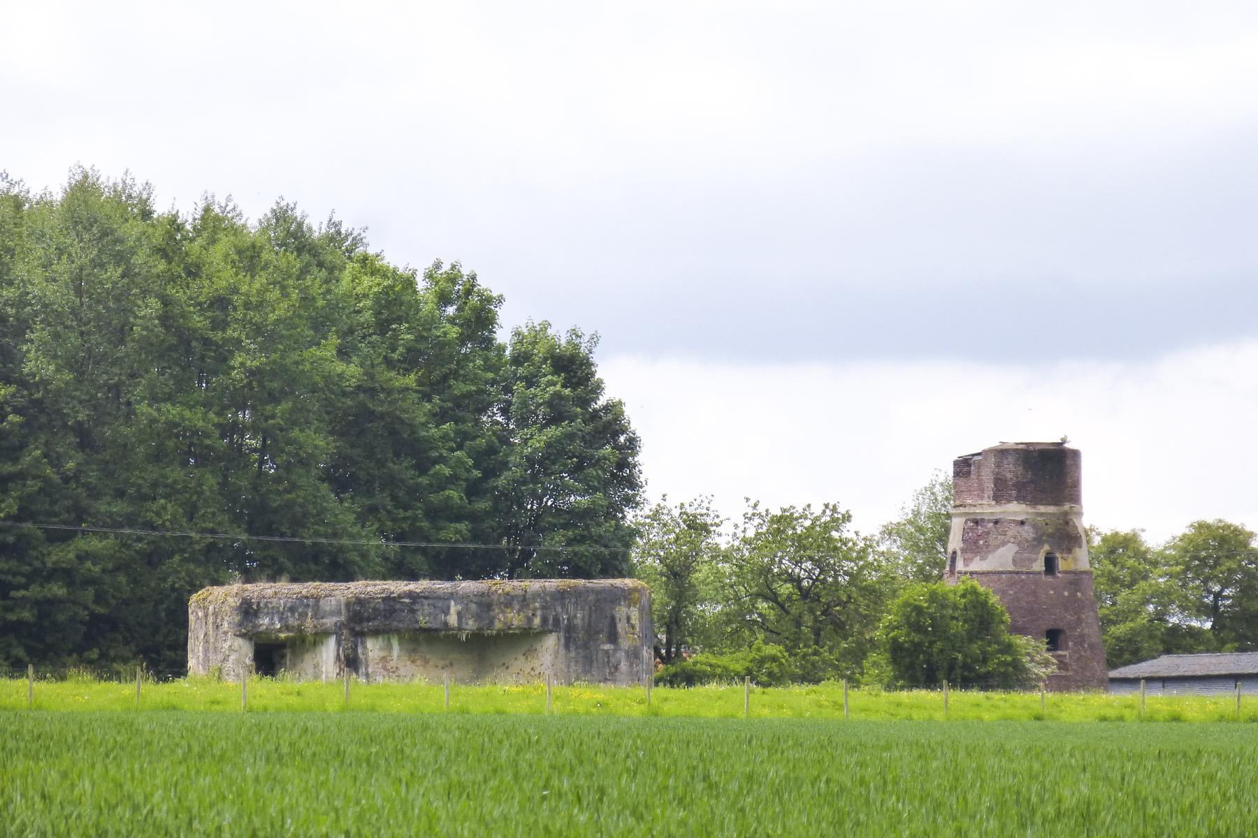 Ligne Maginot - MOULIN RICHARD EST - (Blockhaus lourd type STG / STG-FCR - Simple) - Photo prise dans son environnement à proximité de la tour ruinée de la Ferme Richard. - ukmaginot