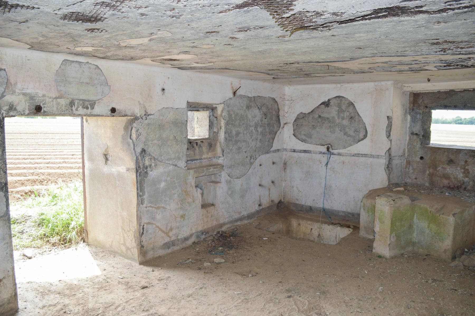 Ligne Maginot - B563 - PETIT CHENE - (Blockhaus pour canon) - L'entrée du matériel ainsi que l'ouverture vers le sous-sol - ukmaginot