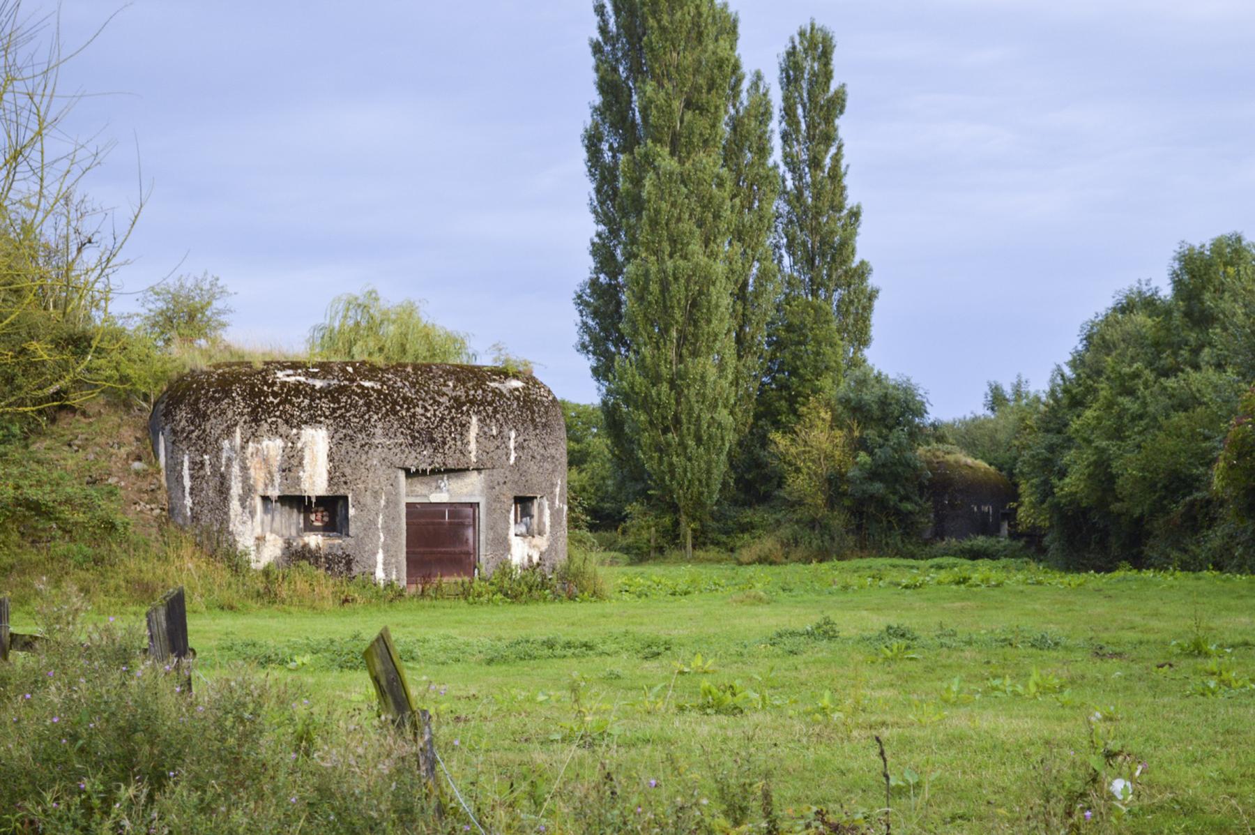 Ligne Maginot - B220 - LA CRECHE - (Blockhaus pour canon) - B220 avec B221 derrière à droite. - ukmaginot