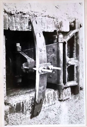 Ligne Maginot - Tampons et volets de protection des trémies pour arme d'infanterie - 