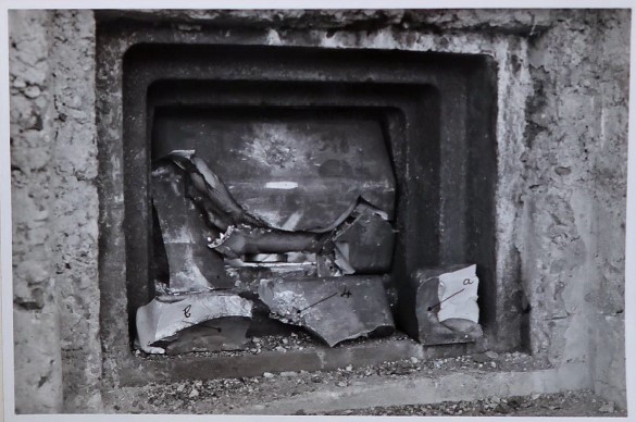 Ligne Maginot - Tampons et volets de protection des trémies pour arme d'infanterie - Etat du volet de trémie 'Chatillon-Commentry' après tirs d'essai à Bourges.