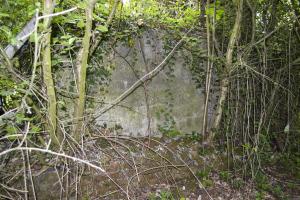 Ligne Maginot - BEF 427 - STATION DE BACHY - (Blockhaus pour arme infanterie) - Le blockhaus est construit à l'intérieur d'une construction en briques; on voit les restes du mur