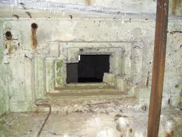 Ligne Maginot - CEZF-15 - CIMETIERE DE MONTIGNY - (Casemate d'infanterie - Double) - Créneau Hotchkiss face gauche