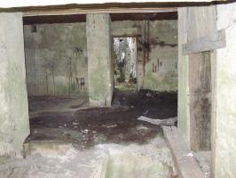 Ligne Maginot - CEZF-15 - CIMETIERE DE MONTIGNY - (Casemate d'infanterie - Double) - Photo prise de l'entrée AC vers le puits de la cloche