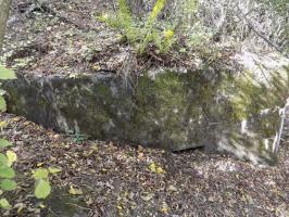 Ligne Maginot - BB52 - MAIRUPT - (Blockhaus pour canon) - Face droite, créneau Hotchkiss sous terre et créneau FM visible à droite