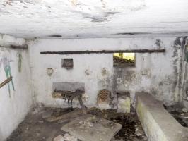 Ligne Maginot - BB52 - MAIRUPT - (Blockhaus pour canon) - Face gauche, créneaux Hotchkiss et AC.
A gauche le support AC est disparu