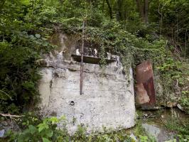Ligne Maginot - Blockhaus Bb63 - DEVANT JOIGNY - Face gauche et l'entrée.
Note la grand différence avec le photo précédant, a cause du nouveau bâtiment en face du coté gauche