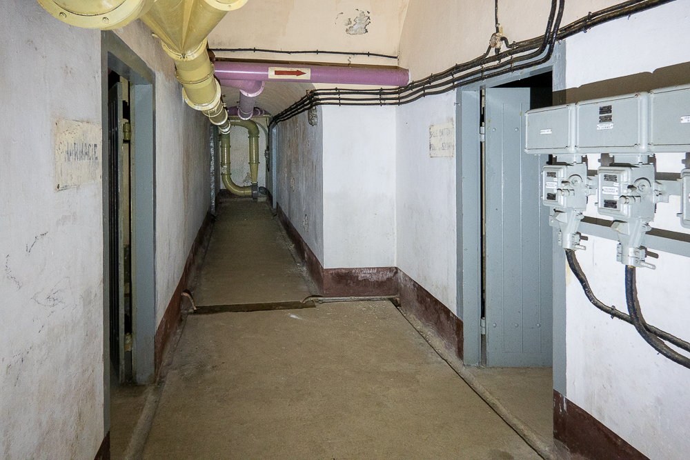 Ligne Maginot - JANUS - (Ouvrage d'artillerie) - A gauche, la pharmacie. A droite la salle d'attente du Poste de Secours - Michel Teiten