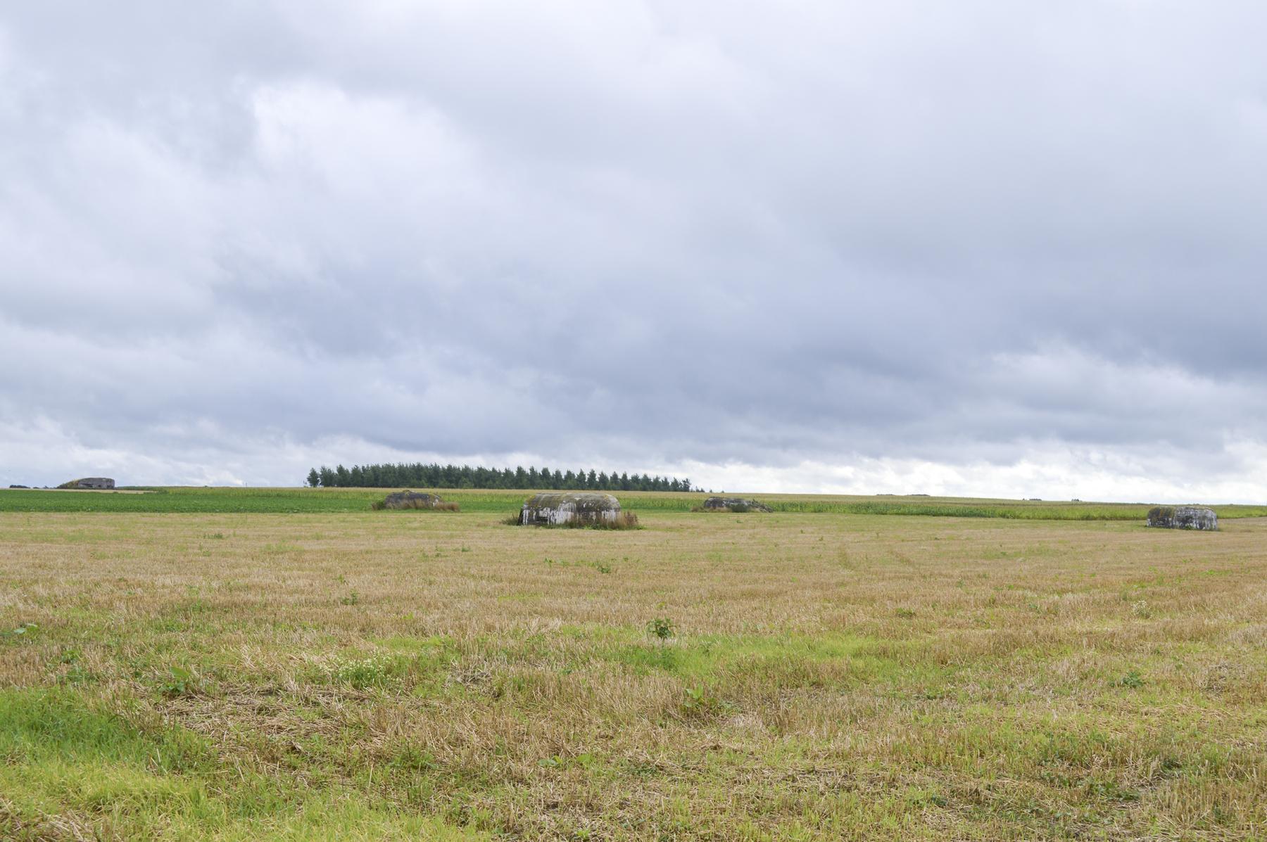 Ligne Maginot - BEF 360 - BAS DU CHEMIN DE CAMPHIN 4 - (Blockhaus pour arme infanterie) - Les blockhaus du Bas du Chemin de Camphin avec en arrière-plan le B320 - ukmaginot