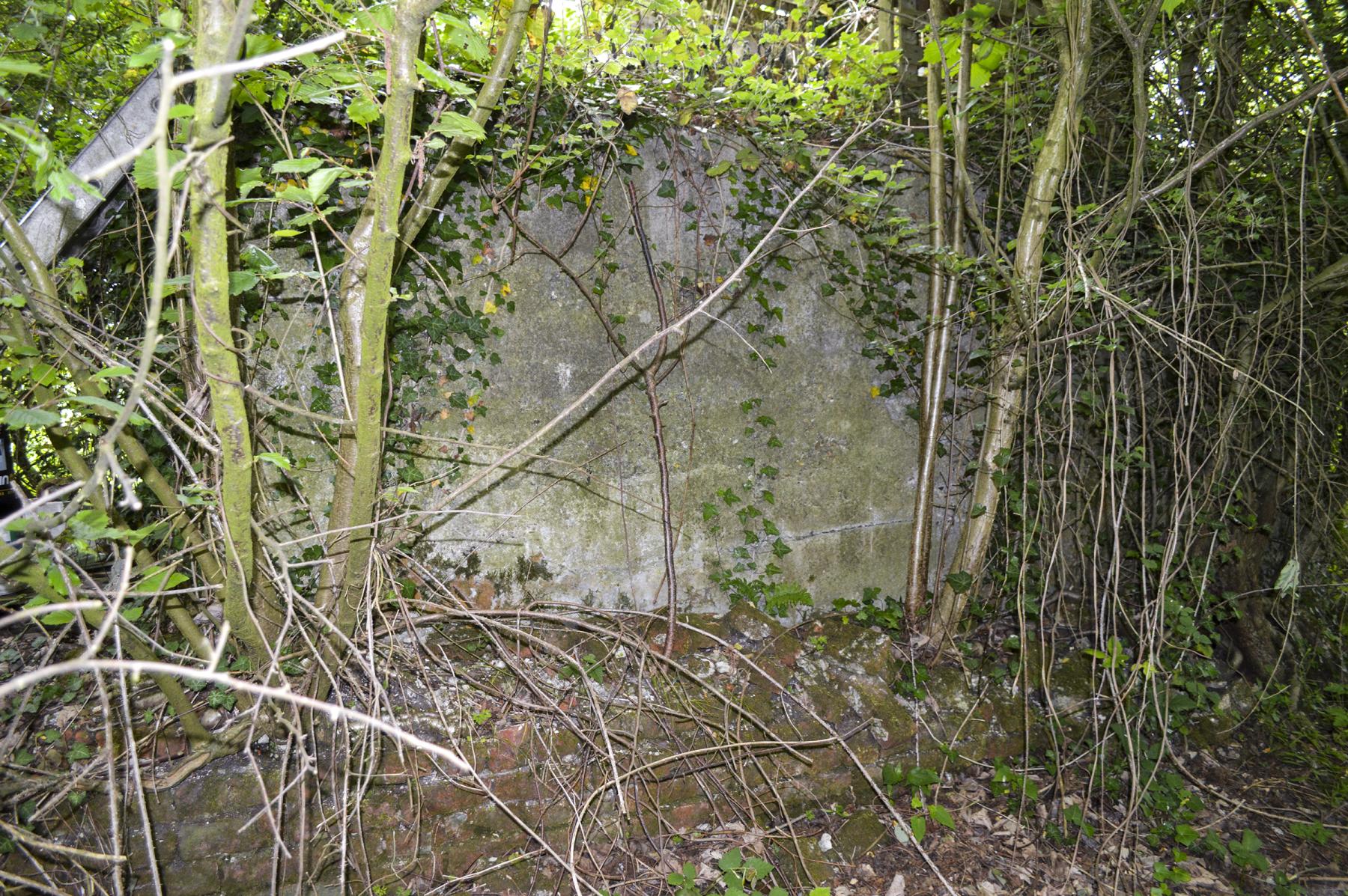 Ligne Maginot - BEF 427 - STATION DE BACHY - (Blockhaus pour arme infanterie) - Le blockhaus est construit à l'intérieur d'une construction en briques; on voit les restes du mur - ukmaginot