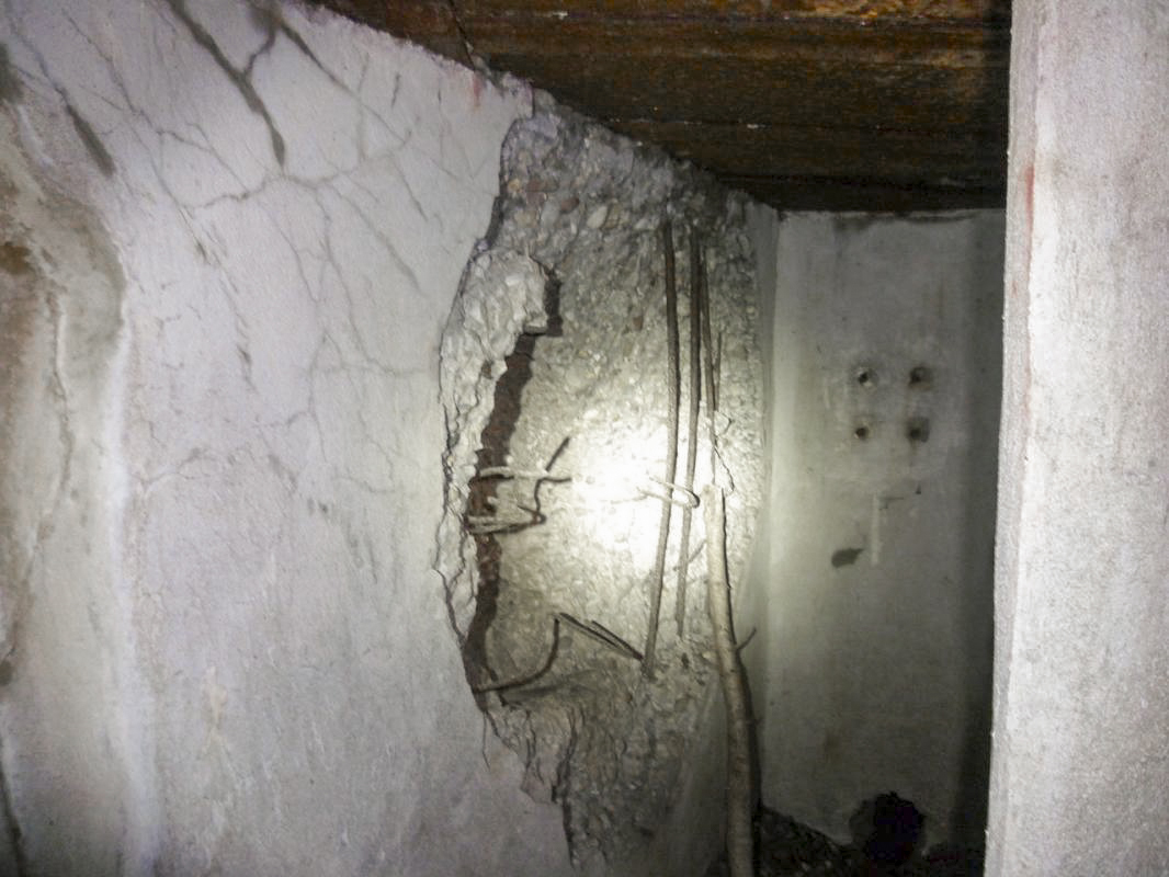 Ligne Maginot - MC11 -  AC7B  - NONNENWALD - (Casemate d'artillerie) - Créneau pour le FM a droite du canon bien endommagé