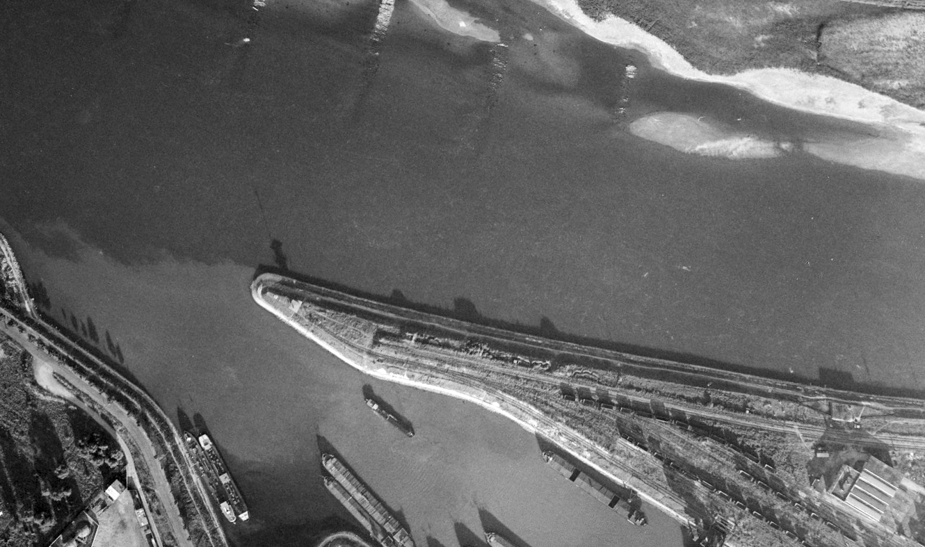 Ligne Maginot - SPORENINSEL - (Casemate d'infanterie - Double) - La pointe du Bassin de l'Industrie et la casemate en 1947
On distingue encore les organisations défensives sur la berge