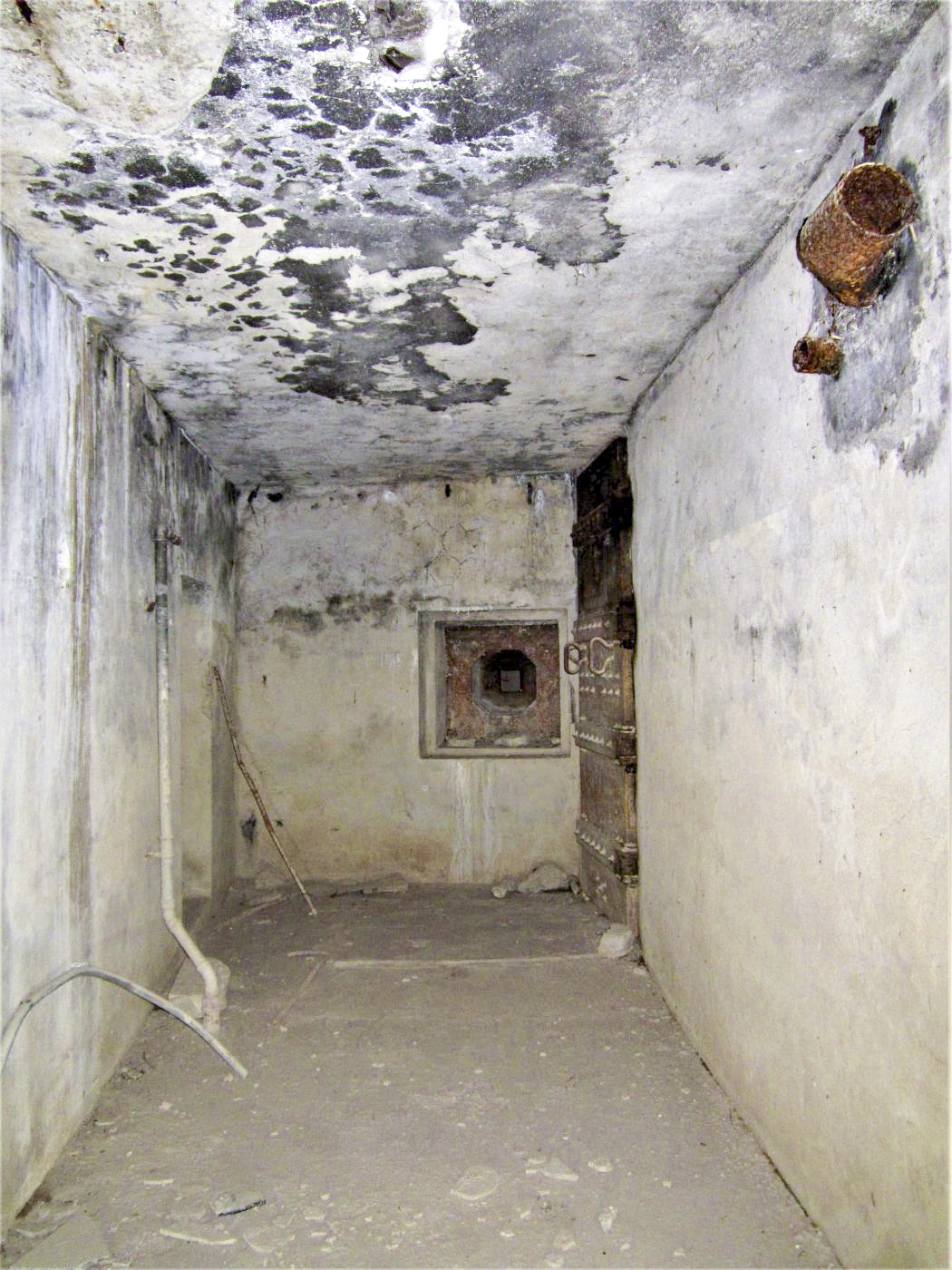 Ligne Maginot - SPORENINSEL - (Casemate d'infanterie - Double) - L'entrée de la casemate et le créneau FM de défense rapprochée