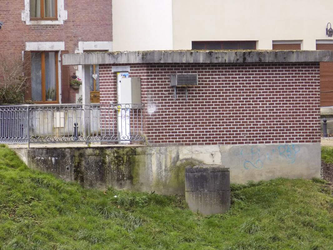 Ligne Maginot - BB37-B - PONT DE FALIERES - (Blockhaus de type indéterminé) - Le blockhaus se situe dans la partie inférieure de la construction sous la rambarde métallique.