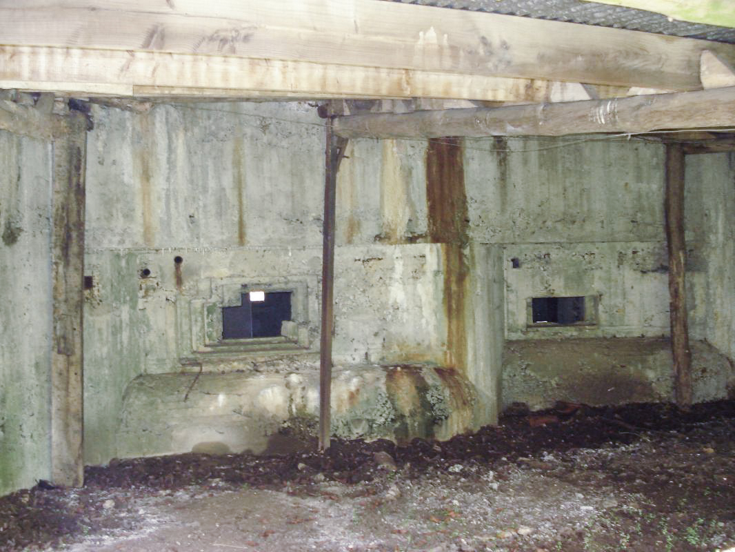 Ligne Maginot - CEZF-15 - CIMETIERE DE MONTIGNY - (Casemate d'infanterie - Double) - Les créneaux coté gauche