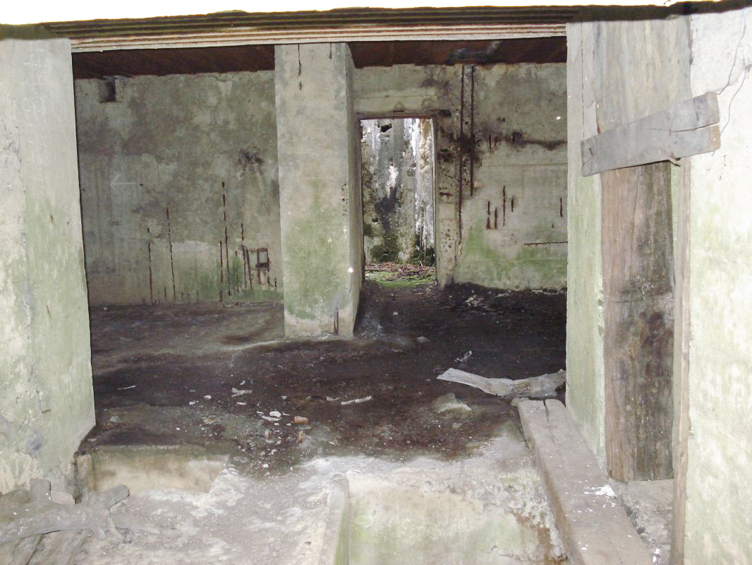 Ligne Maginot - CEZF-15 - CIMETIERE DE MONTIGNY - (Casemate d'infanterie - Double) - Photo prise de l'entrée AC vers le puits de la cloche