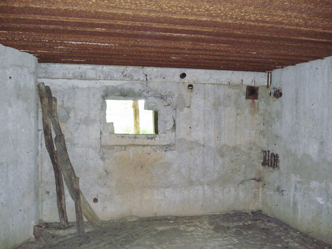 Ligne Maginot - CEZF-15 - CIMETIERE DE MONTIGNY - (Casemate d'infanterie - Double) - Créneau Hotchkiss, ouest