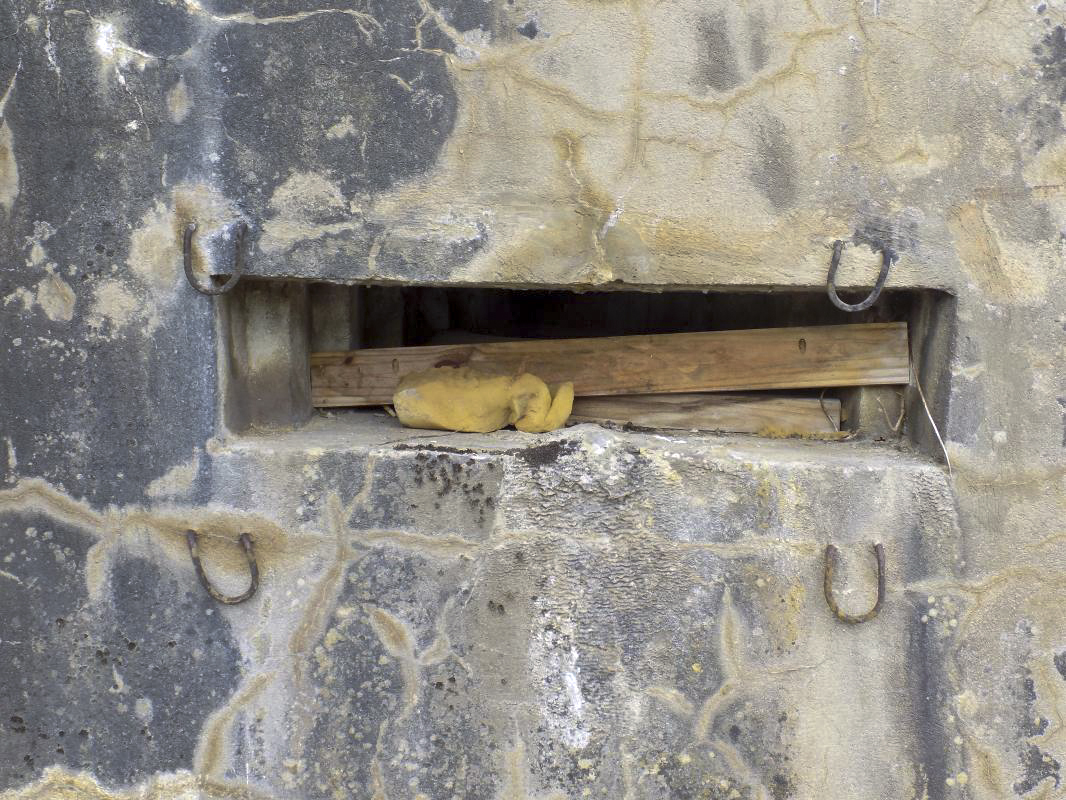 Ligne Maginot - BB60-C - ECLUSE DE BOGNY - (Blockhaus pour arme infanterie) - Face frontale, créneau droite. Noter les 4 crochets en acier... - R Tucker