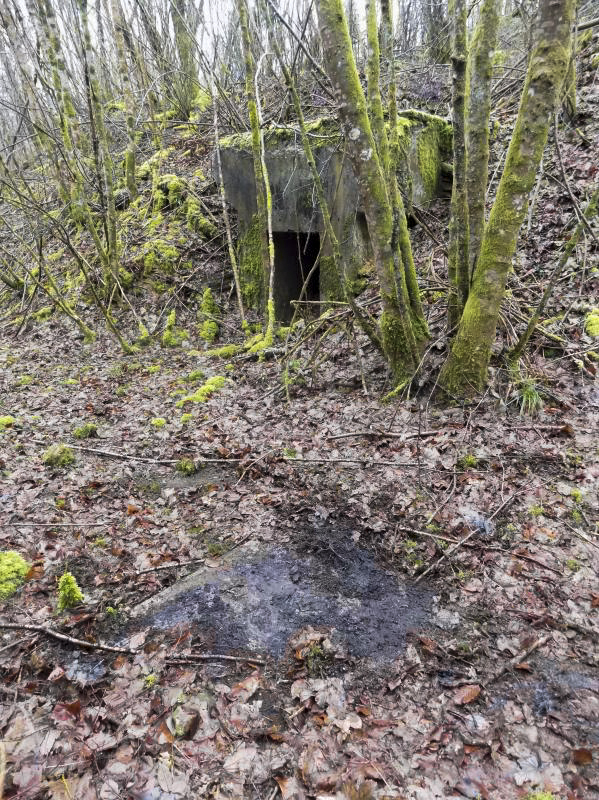 Ligne Maginot - CHARLEMAGNE (QUARTIER DU III / 148° RIF) - (PC de Quartier) - Entrée gauche et du béton par terre