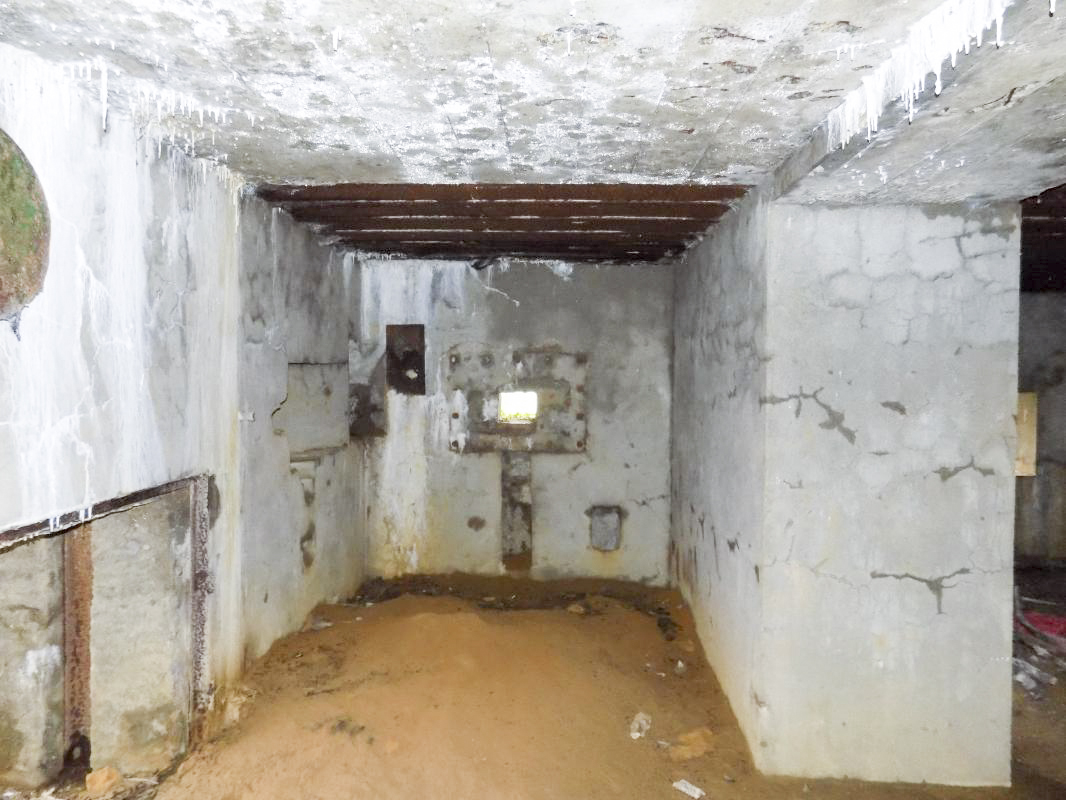 Ligne Maginot - TROIS FONTAINES SUD - (Blockhaus lourd type STG / STG-FCR - Simple) - Créneau Hotchkiss