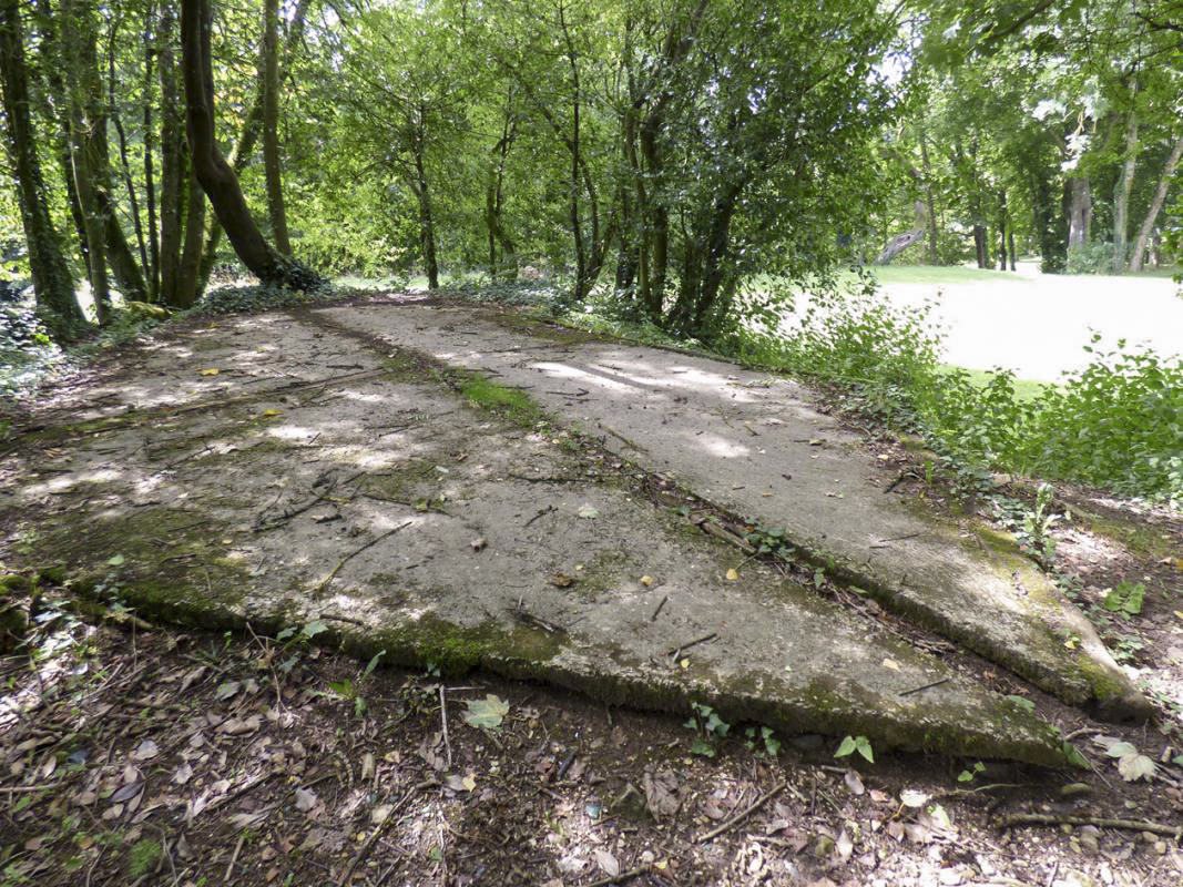 Ligne Maginot - BB72-A - MONT OLYMPE - (PC) - Losange en béton dont les pointes opposées sont reliées par une rainure. rénureLosande