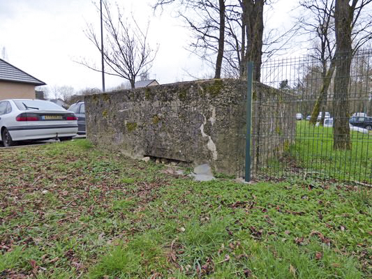 Ligne Maginot - BB75-A - LA BROUETTE NORD - (Blockhaus pour arme infanterie) - Le créneau de tir est visible au ras du sol. L'entrée est du côté des voitures.