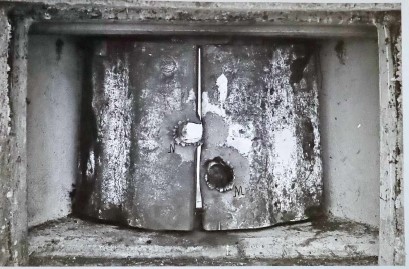 Ligne Maginot - Tampons et volets de protection des trémies pour arme d'infanterie - Volet pour trémie n°4 en essai à Bourges en 1934.