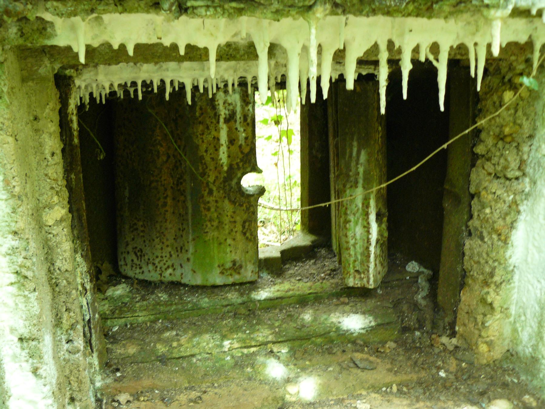 Ligne Maginot - Tampons et volets de protection des trémies pour arme d'infanterie - Volet détruit en place à Bourges