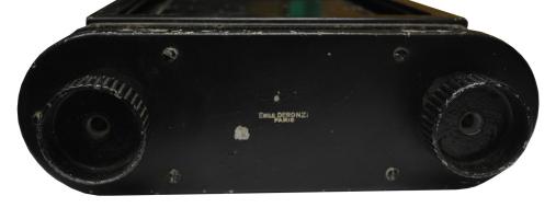 Ligne Maginot - Boite panoramique - Boite panoramique, vue du dessous avec les molettes permettant de faire défiler la photo panoramique et l'identification du fabricant