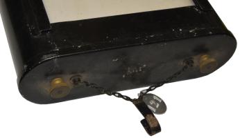 Ligne Maginot - Boite panoramique - Boite panoramique, vue du dessus avec la chainette et le crochet d'attache ainsi que le repère numérique de la boite