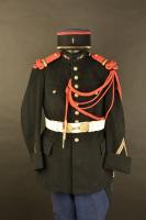 Ligne Maginot - Garde Républicaine Mobile (GRM) - Grande tenue de garde 
On notera le liseré rouge du képi, particularité de la GRM la différenciant des la gendarmerie départementale dont le képi est orné d'un liseré blanc
