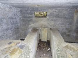 Ligne Maginot - 24A - BOIS DE FLIZE EST - (Blockhaus pour canon) - Face frontale, créneau AC.
Le créneau est déplacé à gauche de l'axe du canon AC.