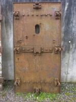 Ligne Maginot - DAMBACH EGLISE - (Blockhaus pour arme infanterie) - Porte blindé déposé sur le mur de l'enceinte de l'église