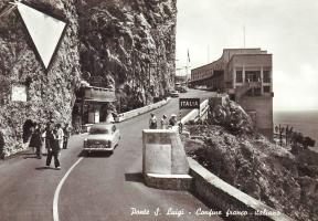 Ligne Maginot - PONT SAINT LOUIS (BARRAGE RAPIDE) - (Blockhaus pour canon) - Le plot de verrouillage de la barriére
Photo prise dans les années 50 avant sa destruction lors de l'élargissement de la route. La barrière existe toujours, murée dans son logement