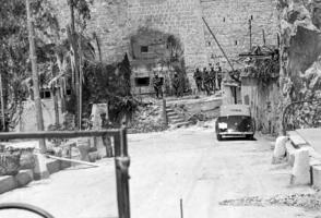 Ligne Maginot - PONT SAINT LOUIS (BARRAGE RAPIDE) - (Blockhaus pour canon) - Photo prise en juillet 1940 ; la barriére  antichar est rentrée  et la façade  porte les inscriptions laissées par  l'armée  italienne