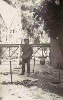 Ligne Maginot - PONT SAINT LOUIS (BARRAGE RAPIDE) - (Blockhaus pour canon) - Bien que de mauvaise qualité, cette photo montre le dispositif de mines (piquets Ollivier) disposé derrière la barrière. Seuls dépassent du sol les tubes montés sur les allumeurs de ces dispositifs. On y note aussi les jambes de force renforçant la barrière 