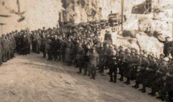 Ligne Maginot - PONT SAINT LOUIS (BARRAGE RAPIDE) - (Blockhaus pour canon) - Les différentes troupes. Au fond le bâtiment des douanes italiennes en construction