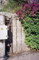 Ligne Maginot - PONT SAINT LOUIS (BARRAGE RAPIDE) - (Blockhaus pour canon) - La barriére
Sur la gauche du logement de la barriére, on peut voir les vestiges du début de la construction d'un monument à la gloire de l'Italie vainqueur dont la base était faite de faisceaux romains. Ce monument qui devait être gigantesque n'a jamais été achevé