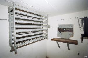 Ligne Maginot - PONT SAINT LOUIS (BARRAGE RAPIDE) - (Blockhaus pour canon) - Le créneau pour FM et casiers pour obus antichar