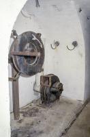 Ligne Maginot - CASTES RUINES (CR) - (Ouvrage d'infanterie) - Bloc 2
Entrée principale
Ventilateur manuel