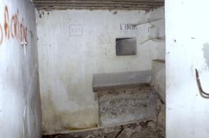 Ligne Maginot - CASTES RUINES (CR) - (Ouvrage d'infanterie) - Bloc 3
Créneau pour mitrailleuse Hotchkiss
Le créneau a été surnommé 'l'enfer'