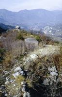 Ligne Maginot - CASTES RUINES (CR) - (Ouvrage d'infanterie) - Le bloc cheminée et le bloc 6 à l’arrière plan
