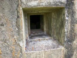 Ligne Maginot - SAINT DALMAS LE SELVAGE (SD) - (Ouvrage d'infanterie) - Bloc 1
L'un des créneaux FM, noter l'absence de cuirassement
