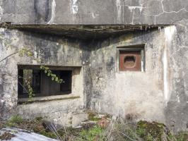 Ligne Maginot - BB45 - (Blockhaus pour canon) - Le créneau pour un canon anti-char et le créneau pour un FM.