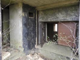 Ligne Maginot - BB45 - (Blockhaus pour canon) - Les entrées hommes, à gauche, et matériels à droite.