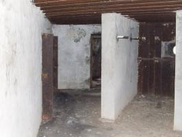 Ligne Maginot - BB45 - (Blockhaus pour canon) - A gauche une salle de repos avec au fond la porte vers la cloche non installée et à droite la chambre de tir pour mitrailleuse.