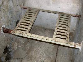 Ligne Maginot - SAINT DALMAS LE SELVAGE (SD) - (Ouvrage d'infanterie) - Les dessous de l'ouvrage
Les latrines, un seau était disposé sous le siège
